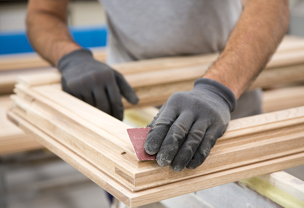 Schleifen eines individuell angefertigten Holzfensters