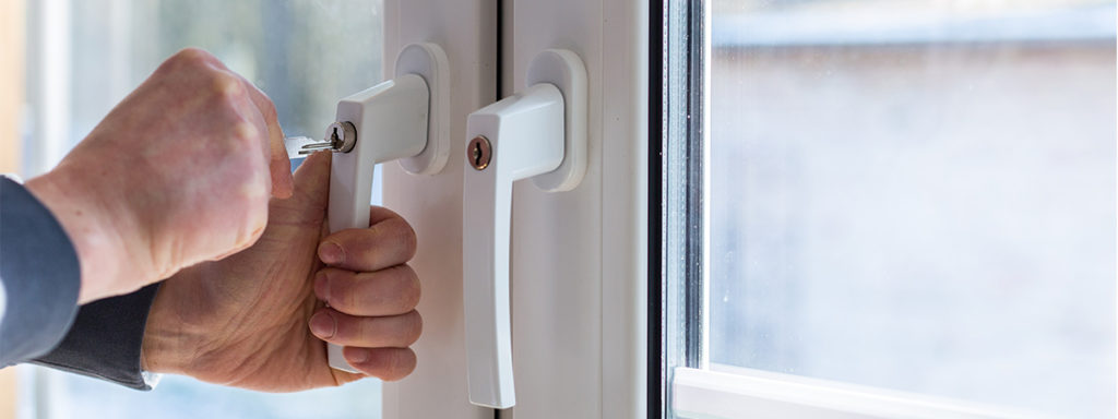 Kunststofffenster wird mit Schlüssel abgeschlossen