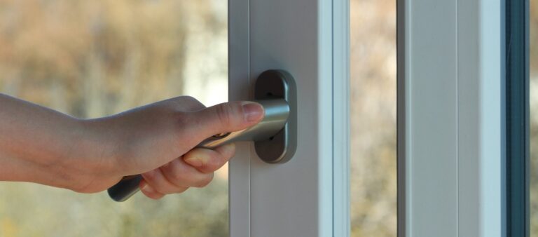 Doppelt verglastes Fenster geöffnet