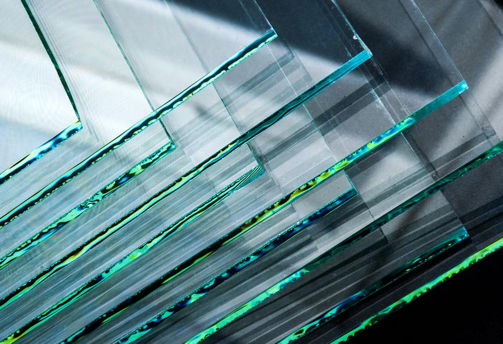 Sheets of Factory manufacturing tempered clear float glass panels cut to size