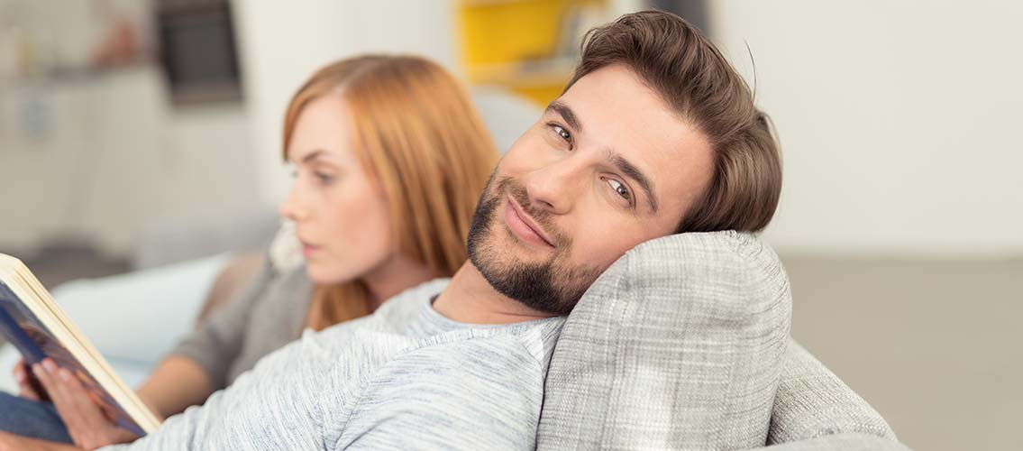 Paar genießt Ruhe auf Couch durch Lärmschutzsanierung