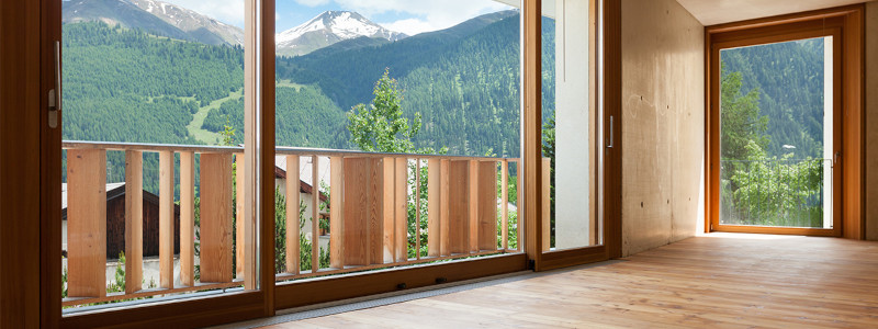 Holzfenster in einem Wohnzimmer mit Panoramablick