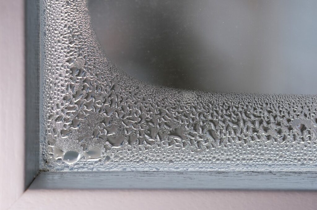 Kondenswasser an einer Fensterscheibe