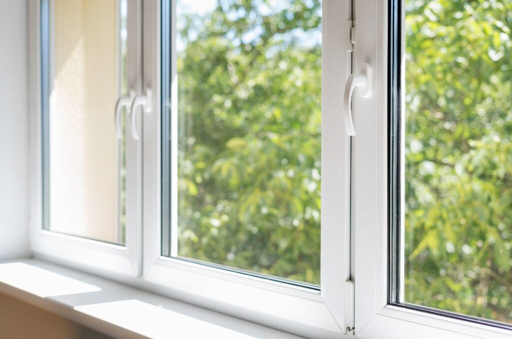 geschlossenes PVC-Fenster in einem Zimmer einer Wohnung