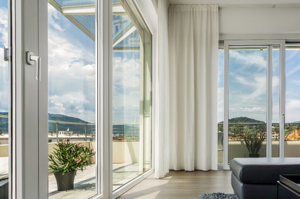 Penthouse-Terrasse mit Glasscheiben
