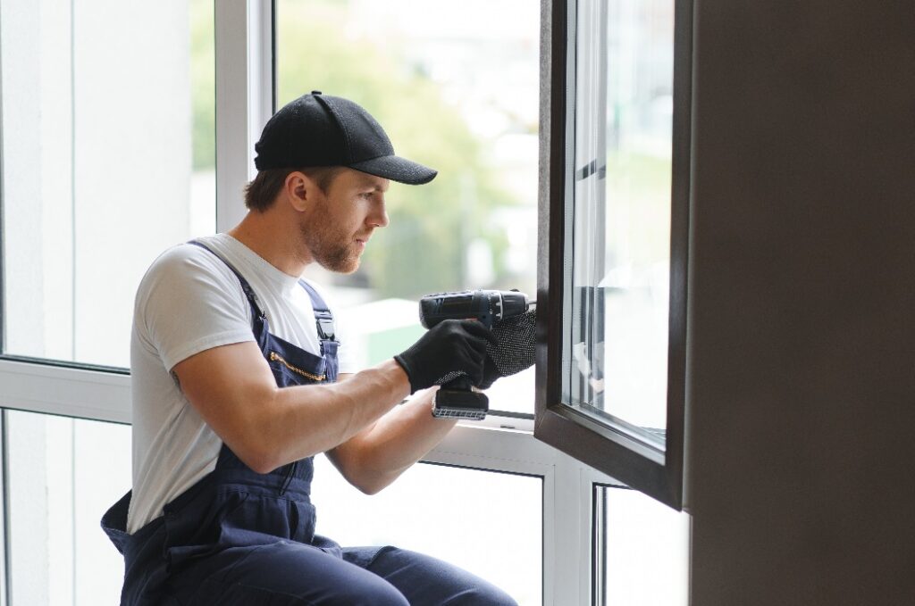 Bauarbeiter beim Einbau eines Fensters in einem Haus