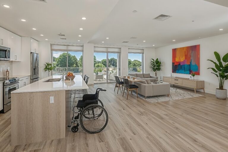 Modernes Apartment mit barrierefreien Fenstern.