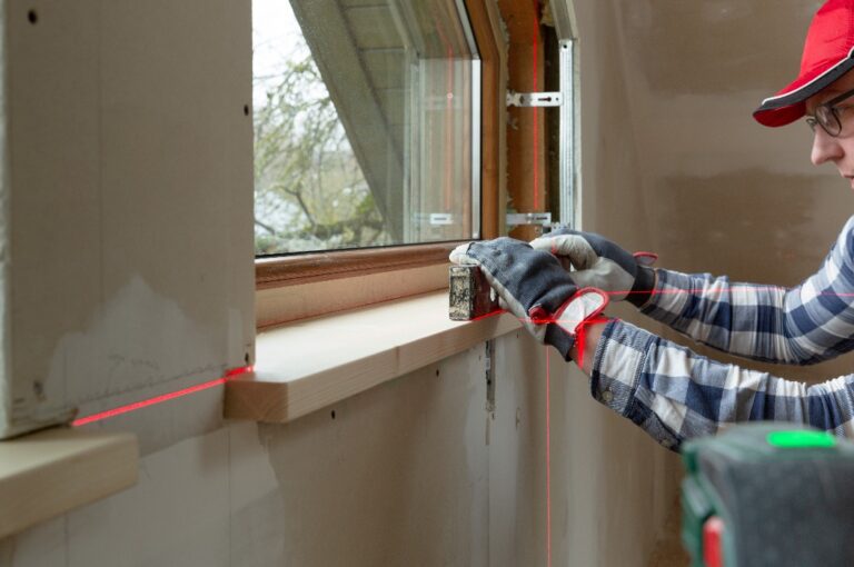 Handwerker macht eine Fenstermontage in einem Haus